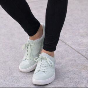 EXCELLENT LIKE NEW CONDITION WOMEN’S SIZE 11.5 NIKE MINT GREEN CANVAS SHOES